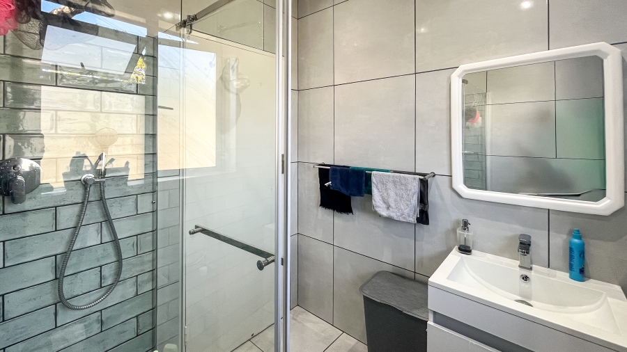 To Let 3 Bedroom Property for Rent in Wynberg Upper Western Cape